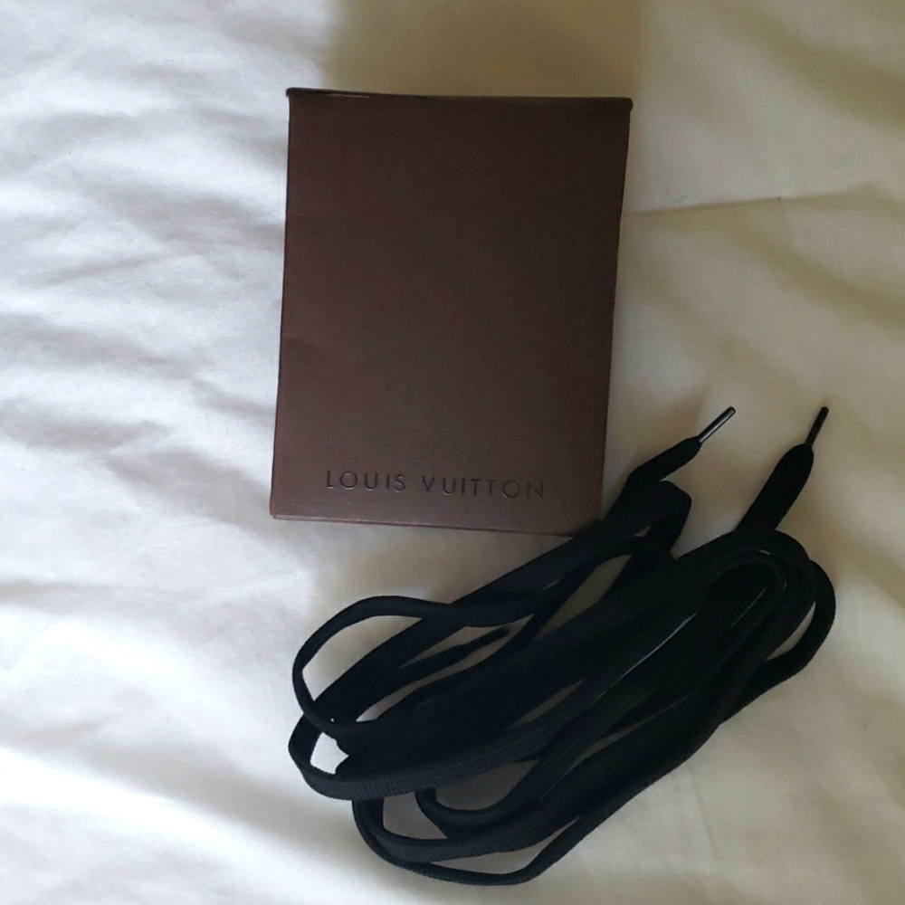 Louis Vuitton - Picture 3 of 3